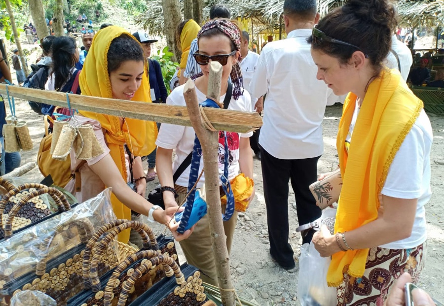 Sejumlah Turis mancanegara melihat-lihat hasil kerajinan tangan pelaku usaha (UMKM) dilokasi wisata Uventumbu saat kegiatan pemkot Palu beberapa tahun silam. Pelaku usaha tersebut merupakan hasil pendampingan dan diberi dukungan permodalan oleh Pemerintah Kota Palu yang saat itu dijabat Dr Hidayat MSi sebagai Wali Kota 2016-2021. Foto: Handal Media Partner