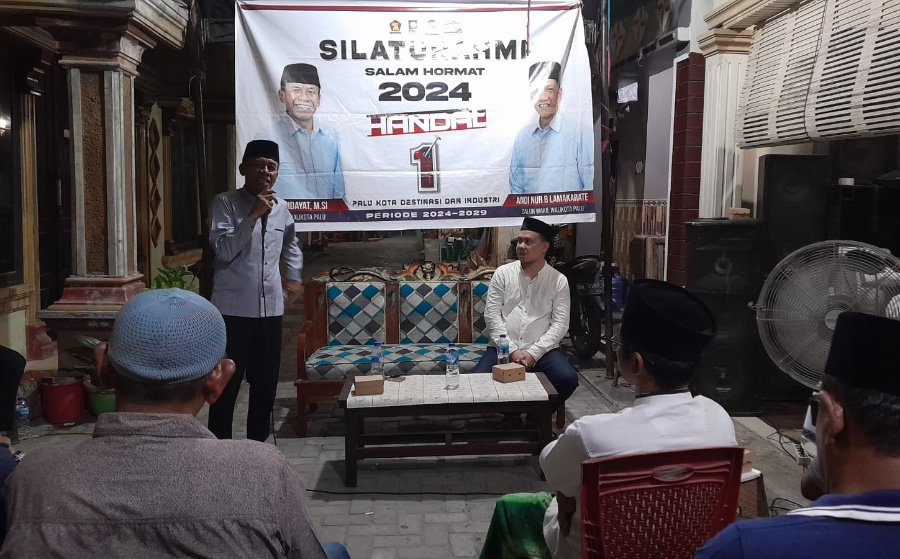 Foto: Calon Wali Kota Palu 2024 Dr Hidayat MSi berkampanye dengan puluhan Pedagang Kaki Lima di kelurahan Nunu, Kamis (31/10). Dia sepakat dengen pasangannya yakni Andi Nur B Lamakarate untuk menghapus Pajak bagi pedagang PKL tersebut. Foto: Handal Media Partner