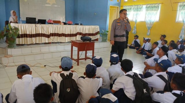 Peringati Hari Sumpah Pemuda ke-97, Polsek Tomini Tanamkan Semangat Anti-Narkoba di SMP Negeri 1 Tomini