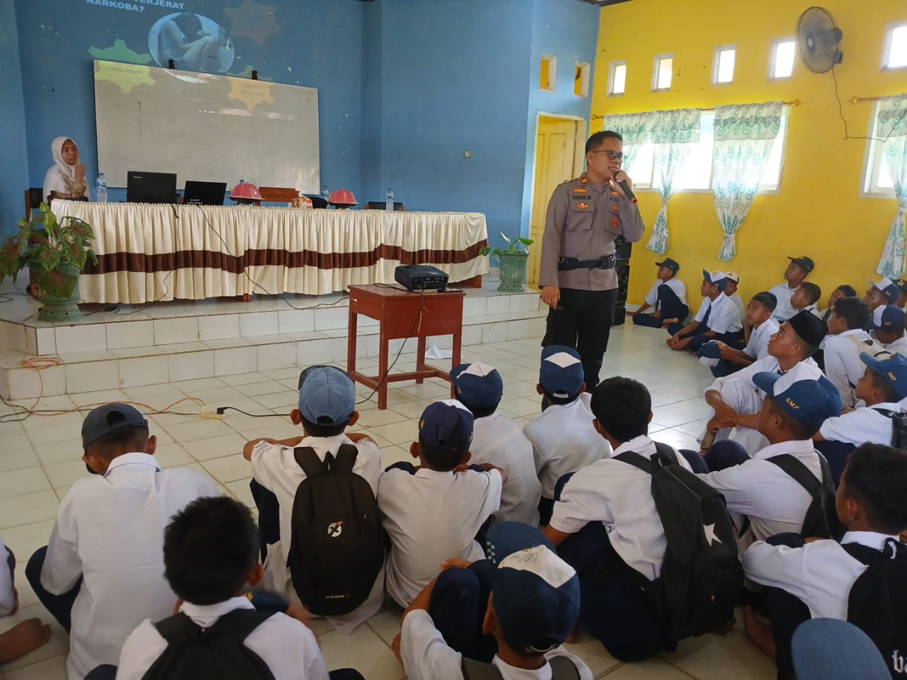 Peringati Hari Sumpah Pemuda ke-97, Polsek Tomini Tanamkan Semangat Anti-Narkoba di SMP Negeri 1 Tomini